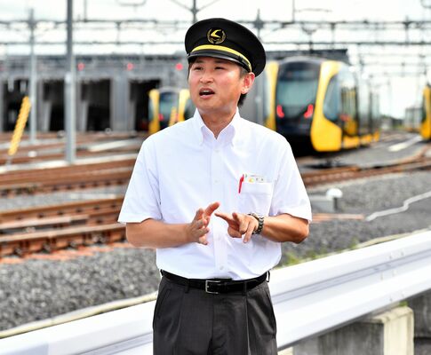 26日の発車式で運転士を務める武井さん＝23日午後、宇都宮市下平出町