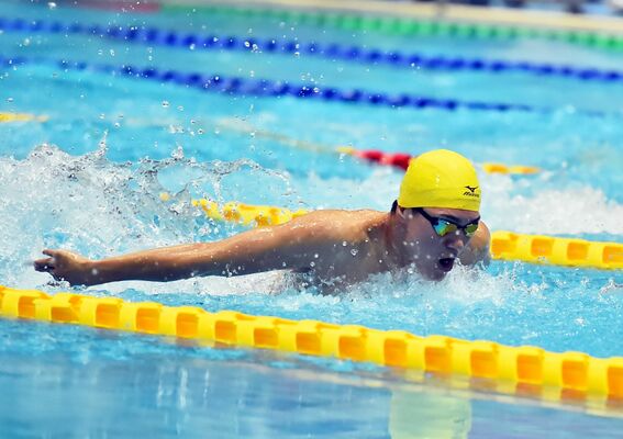 競泳男子２００メートル個人メドレー決勝　バタフライでトップに立つ宇南の松下＝北海道立野幌総合運動公園水泳プール
