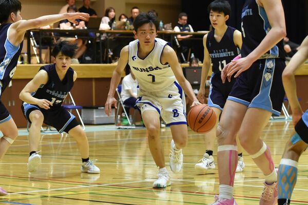 第３クオーター５分、文星付の鈴木脩（中央）がドリブルで攻め込む＝マルワ・アリーナとちぎ