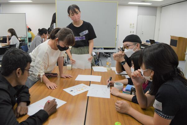 会話をしながら謎解きゲームを楽しむ参加者たち