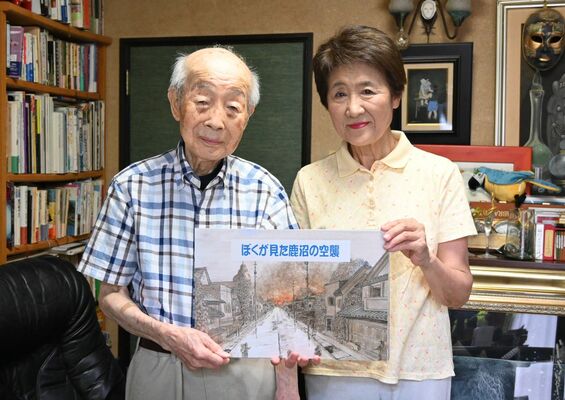 完成した紙芝居を手にする稲葉さん（右）と斎藤さん