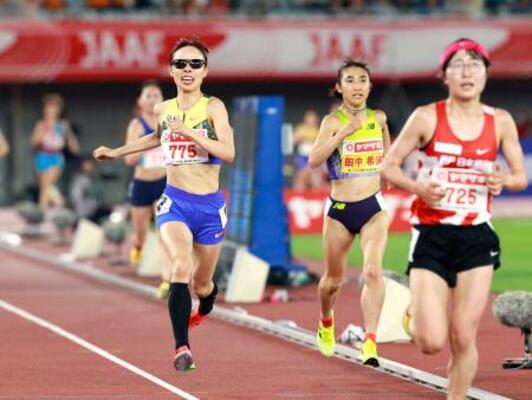 女子5000メートル ゴール前で競り合う(左から)山本有真、田中希実=パロマ瑞穂スタジアム