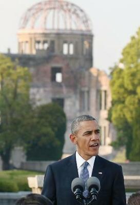 現職米大統領として初めて広島を訪問し、原爆ドームを背に演説するオバマ氏=2016年5月27日、広島市の平和記念公園