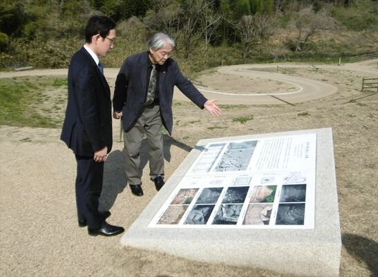 森川村長（右）から牽牛子塚古墳の説明を受ける坂村市長