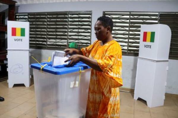 28日、ギニアの首都コナクリで投票する女性(ロイター=共同)