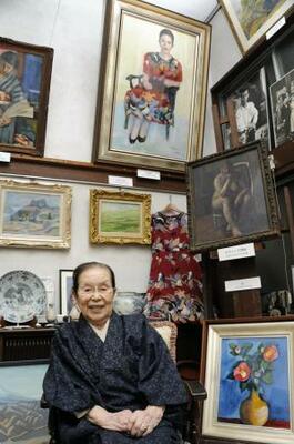 　作品「若妻像」（上段左から２枚目）と小島敦子さん＝東京都日野市