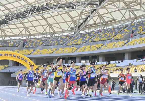 カンセキスタジアムとちぎのトラックを一斉にスタートする１区の選手たち＝25日午前10時、宇都宮市西川田２丁目