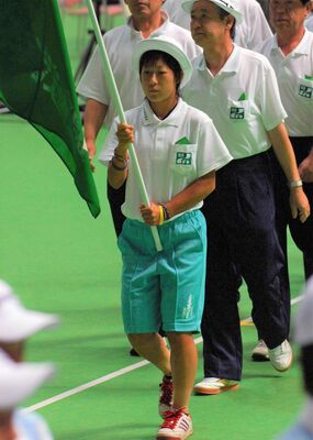 インターハイで栃木県選手団の旗手を務めた渡辺選手＝2006年８月１日、大阪府門真市