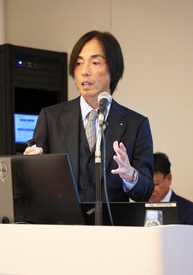 海外事業などについて説明する藤尾社長＝東京都