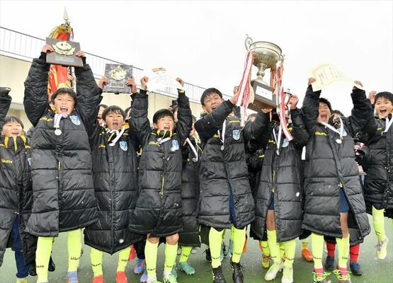 10大会ぶり６度目の頂点に立ち、喜びに沸く栃木ＳＣ　Ｕ12の選手たち＝23日午後１時10分、真岡市小林