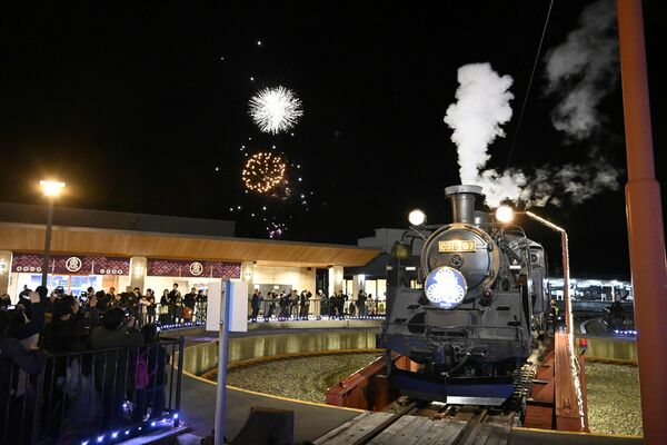 鬼怒川温泉駅前で行われた点灯式
