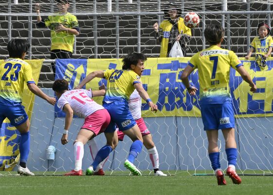 後半７分、栃木ＳＣのＤＦ岩崎が２点目を挙げる＝県グリーンスタジアム