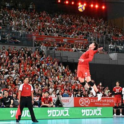 　ブルガリア戦でサーブを放つ石川＝有明アリーナ
