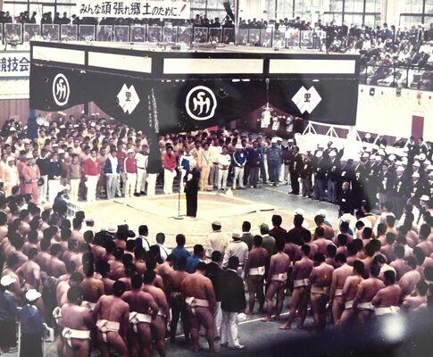 黒羽町民体育館で行われた「栃の葉国体」相撲競技の開会式=1980年10月(大田原市提供)