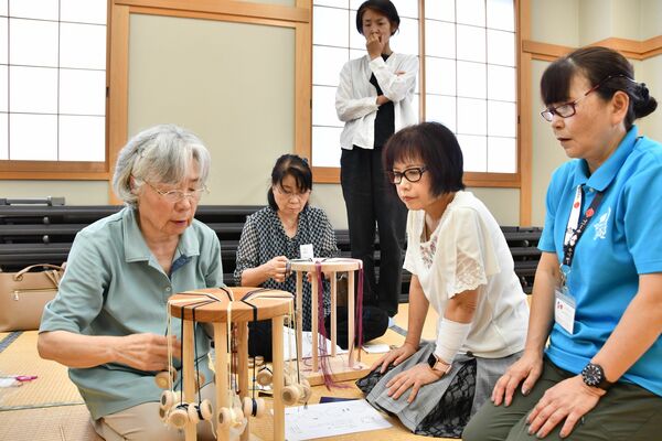 平松さん（左）から指導を受ける参加者