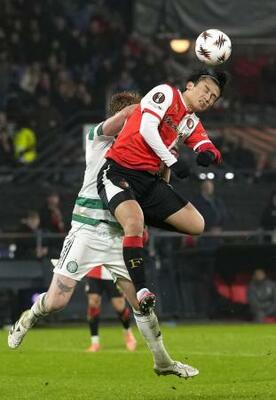 セルティック戦の後半、競り合うフェイエノールトの上田(手前)=ロッテルダム(共同)