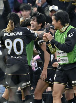 後半追加タイム、栃木シティのＦＷ吉田（中央）が３点目を奪い、仲間に祝福される＝ＣＦＳ、森田大地撮影