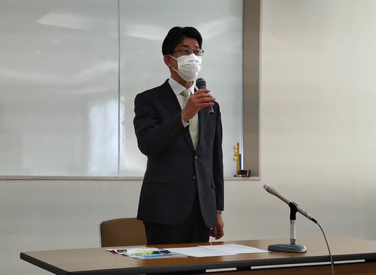 記者会見を開き、来年４月の芳賀町長選へ立候補を表明した大関氏
