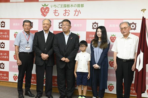 中村市長（中央左）を表敬訪問した青山さん（中央右）
