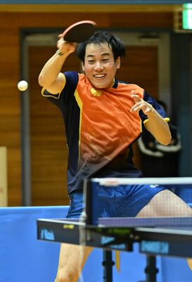 一般男子の部決勝　平野（城山クラブ）がフォアハンドを放つ＝ＴＫＣいちごアリーナ、河野光吉撮影