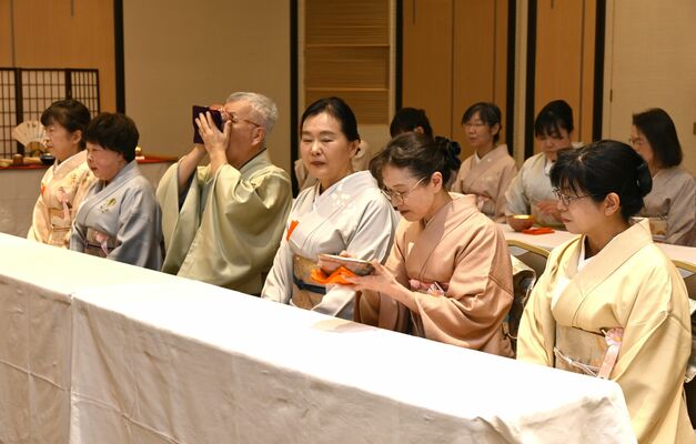 濃茶をじっくりと味わう参加者＝26日午前、宇都宮市