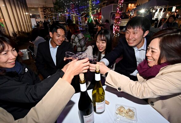 解禁されたボージョレ・ヌーボーで乾杯する人たち＝17日午後７時半、宇都宮市馬場通り４丁目