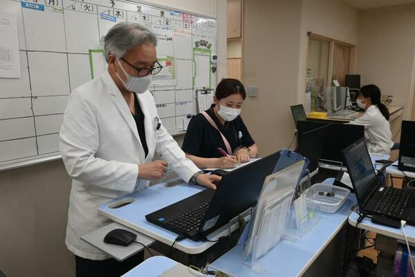 未受診妊婦の増加に警鐘を鳴らす飯田医師（左）ら＝２月上旬、宇都宮市竹林町