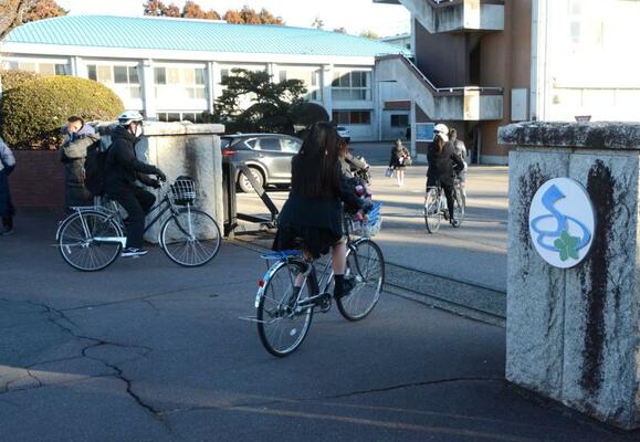 自転車に乗って登校するさくら清修高の生徒ら＝１月上旬、さくら市氏家