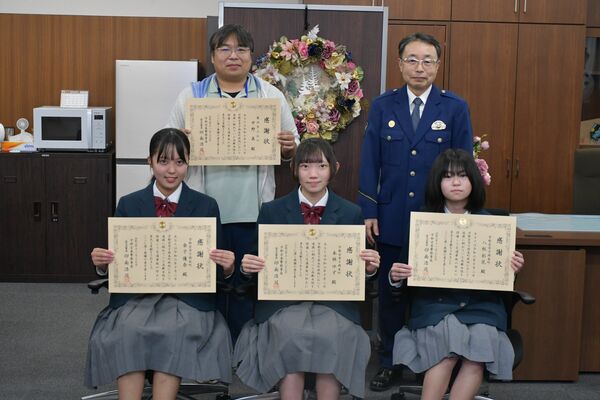 印南署長（後列右）から感謝状を受け取った４人