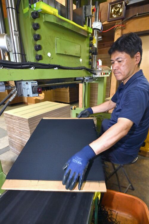 麺のように押し出された線香の生地=2日午後1時50分、日光市小百