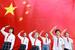 中国国旗の前でポーズをとる子どもたち＝２０２２年９月、中国河南省焦作市（共同）