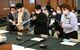 真剣な表情で刀剣を見つめる参加者