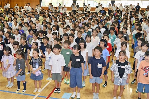 始業式で元気に校歌を歌う児童＝１日午前８時45分、真岡市台町