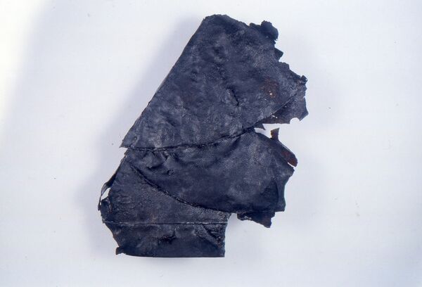 下古館遺跡から出土した烏帽子（右向き）