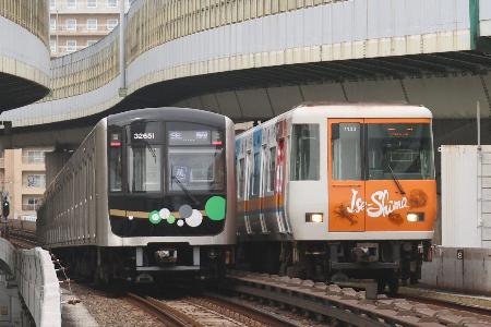 　中央線には近鉄から乗り入れる７０２０系（右）に加え、万博輸送のために投入された３００００Ａ系も走っている。弁天町駅のホームから