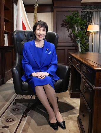 決選投票で小泉進次郎氏を破り、自民党総裁のいすに座る高市早苗新総裁。結党以来、初めてとなる女性の総裁に選出された=10月4日、東京・永田町の党本部