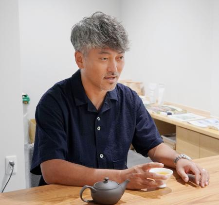 　取材に応じる「カネカ北川製茶」の北川弘晃さん＝２０２５年９月、静岡県島田市