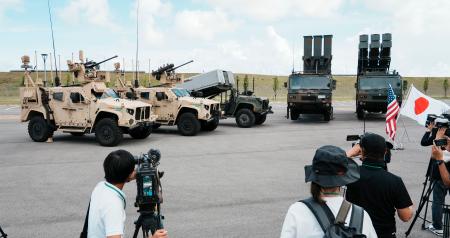 　陸上自衛隊の「１２式地対艦誘導弾」（右端）、「０３式中距離地対空誘導弾」（右から２台目）とともに公開された、米軍の短距離防空システム「マディス」（左２台）と対艦ミサイル発射装置「ネメシス」＝１７日、沖縄県・石垣島の陸自石垣駐屯地