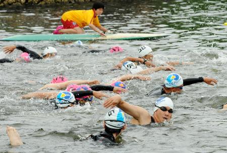 水質が改善した中海では、オープンウオータースイミングの大会も開かれるようになった＝２０１１年６月