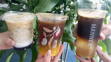 中国のコーヒーチェーンで売られている果汁入りコーヒー=6月30日