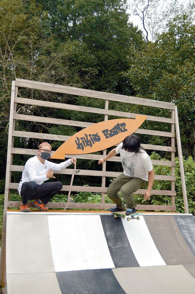 スタッフの石田さん㊨と塙さん