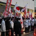 JR小山駅前で「移民政策反対デモ」 反発する市民の抗議も 現場は一時騒然