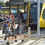ＬＲＴ開業で通学も新たな風景　制服や私服の中高生、続々と乗降