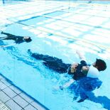 救命胴衣の扱いを署員が実践訓練　佐野日大高が全面協力　水害や水難事故を…