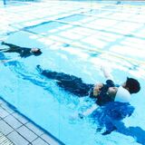 救命胴衣の扱いを署員が実践訓練　佐野日大高が全面協力　水害や水難事故を想定　佐野署