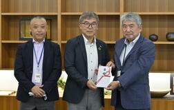 子育て環境充実へ 市に２０万円を寄付