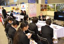 ３１社ブースに１２０人　しもつけ就職ガイダンス
