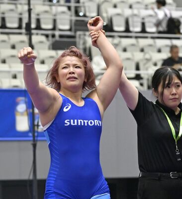 女子76キロ級プレーオフ 試合に勝利し、観客席に向かいガッツポーズする鏡(サントリー)=駒沢体育館、加藤竜矢撮影