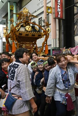 オリオン通りを威勢良く渡御する市場神輿