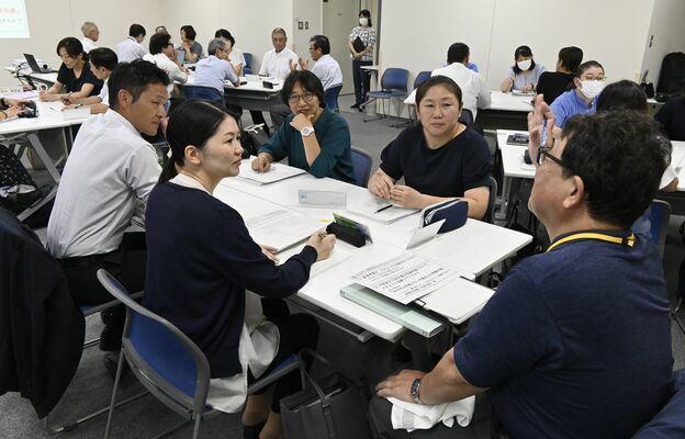 教員らが授業改善などについて意見を交わした研修会。学力向上のプロジェクトは11年目を迎えた＝10日午前、県庁北別館